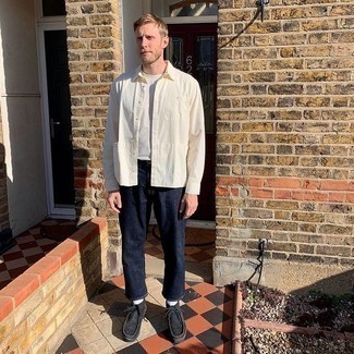 Какие ботинки дезерты носить с темно-синими джинсами