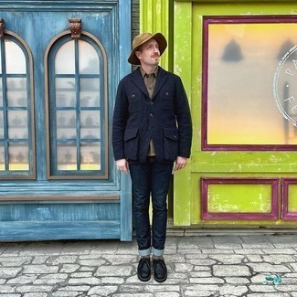 Какие ботинки дезерты носить с темно-синими джинсами