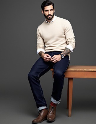 Какие ботинки дезерты носить с темно-синими джинсами