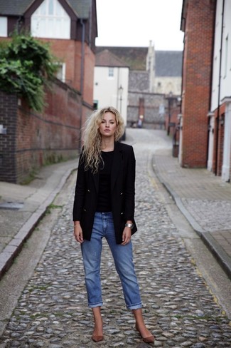 Какие двубортные пиджаки носить с темно-синими джинсами женщине