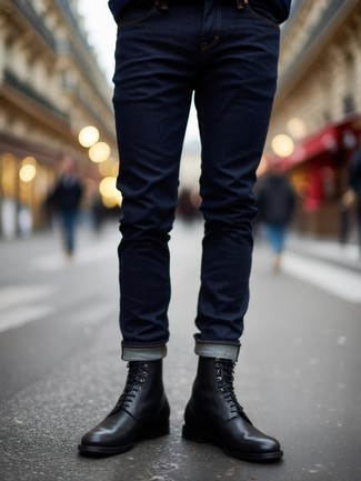 Какие классические ботинки носить с темно-синими джинсами мужчине