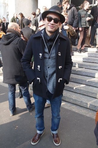 Какие дафлкоты носить с темно-синими джинсами мужчине