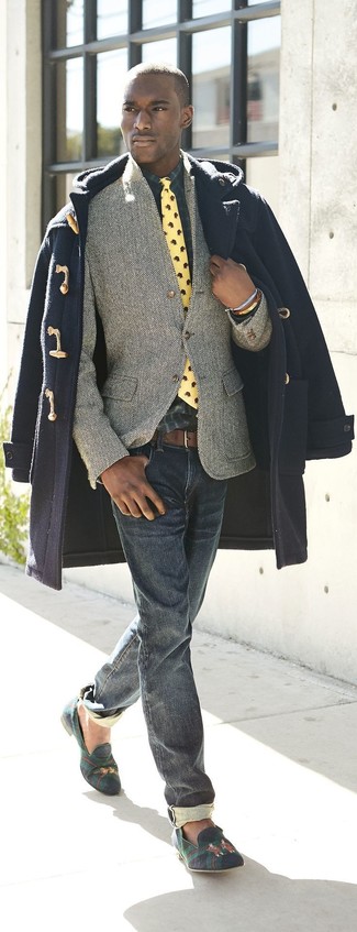 Какие дафлкоты носить с темно-синими джинсами мужчине