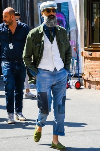 Какие эспадрильи носить с темно-синими джинсами мужчине