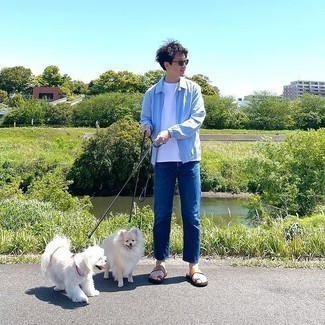 Какие сланцы носить с темно-синими джинсами мужчине