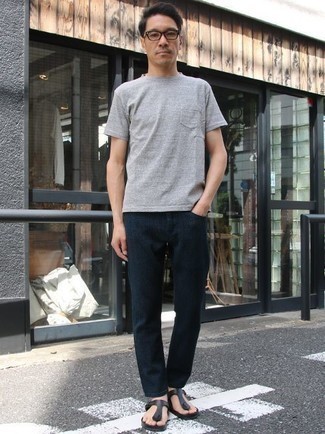 Какие сланцы носить с темно-синими джинсами мужчине