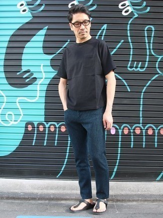 Какие сланцы носить с темно-синими джинсами мужчине