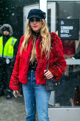 Какие короткие шубы носить с темно-синими джинсами