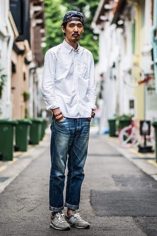 Как носить темно-синие джинсы с серыми кроссовками мужчине