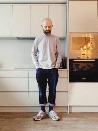 Как носить темно-синие джинсы с серыми кроссовками мужчине