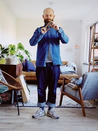 Как носить темно-синие джинсы с серыми кроссовками мужчине