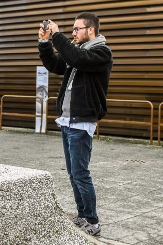 Как носить темно-синие джинсы с серыми кроссовками мужчине