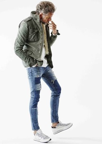 Как носить темно-синие джинсы с серыми кроссовками мужчине