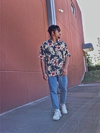 Как носить темно-синие джинсы с серыми кроссовками мужчине