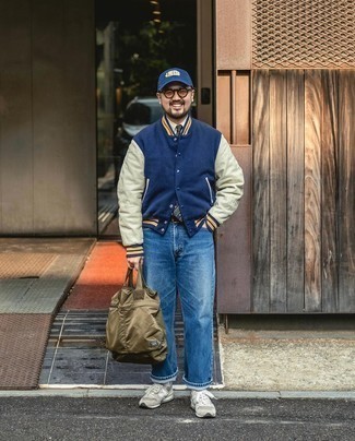 Как носить темно-синие джинсы с серыми кроссовками мужчине