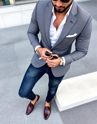 Как носить темно-синие джинсы с серым пиджаком мужчине