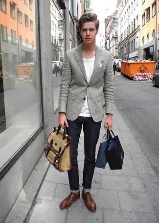 Как носить темно-синие джинсы с серым пиджаком мужчине