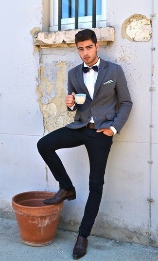 Как носить темно-синие джинсы с серым пиджаком мужчине