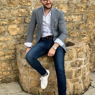 Как носить темно-синие джинсы с серым пиджаком мужчине