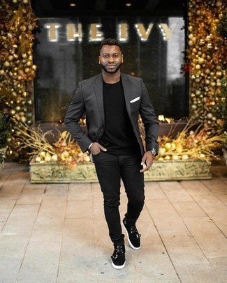 Как носить темно-синие джинсы с серым пиджаком мужчине