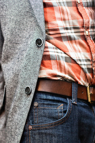 Как носить темно-синие джинсы с серым пиджаком мужчине