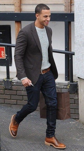 Как носить темно-синие джинсы с серым пиджаком мужчине