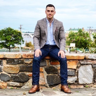 Как носить темно-синие джинсы с серым пиджаком мужчине