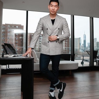 Как носить темно-синие джинсы с серым пиджаком мужчине