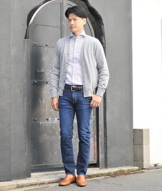 Как носить темно-синие джинсы с серым кардиганом мужчине