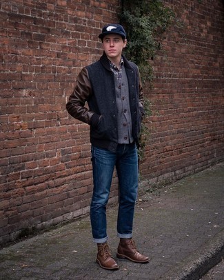 Как носить темно-синие джинсы с серым кардиганом мужчине