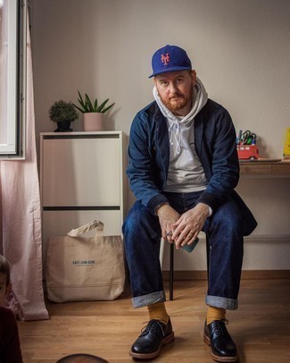 Как носить темно-синие джинсы с серым худи мужчине