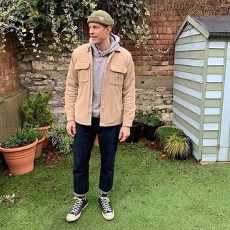 Как носить темно-синие джинсы с серым худи мужчине