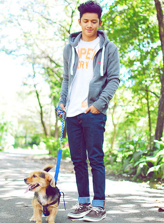 Как носить темно-синие джинсы с серым худи мужчине