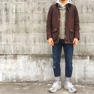 Как носить темно-синие джинсы с серым худи мужчине