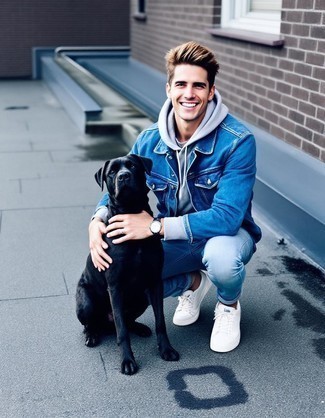 Как носить темно-синие джинсы с серым худи мужчине