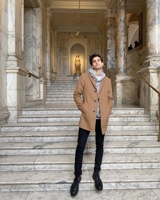 Как носить темно-синие джинсы с серым худи мужчине