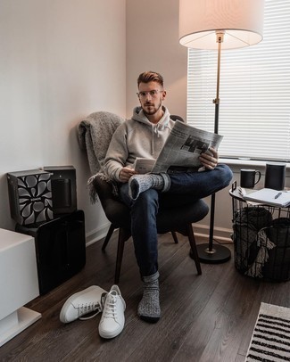 Как носить темно-синие джинсы с серым худи мужчине