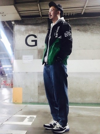 Как носить темно-синие джинсы с серым худи мужчине