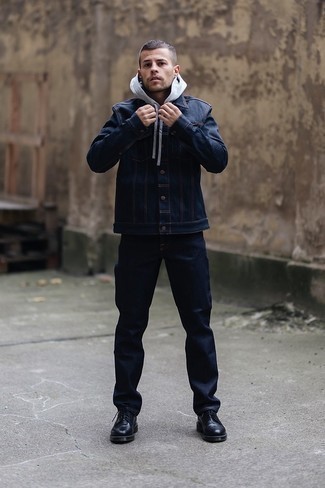 Как носить темно-синие джинсы с серым худи мужчине