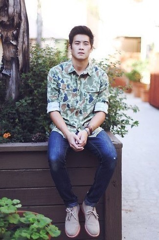 Как носить темно-синие джинсы с серыми замшевыми ботинками дезертами