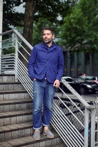 Как носить темно-синие джинсы с серыми замшевыми ботинками дезертами