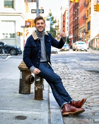 Как носить темно-синие джинсы с серой водолазкой мужчине