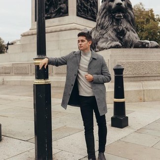 Как носить темно-синие джинсы с серой водолазкой мужчине