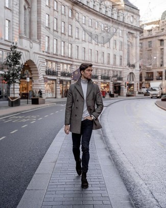 Как носить темно-синие джинсы с серой водолазкой мужчине