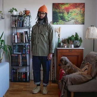 Как носить темно-синие джинсы с серой водолазкой мужчине