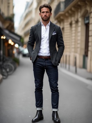 Как носить темно-синие джинсы с серым шерстяным пиджаком мужчине