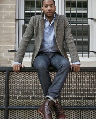 Как носить темно-синие джинсы с серым шерстяным пиджаком мужчине