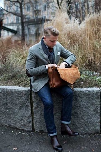 Как носить темно-синие джинсы с серым шерстяным пиджаком мужчине