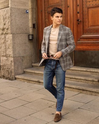 Как носить темно-синие джинсы с серым шерстяным пиджаком мужчине