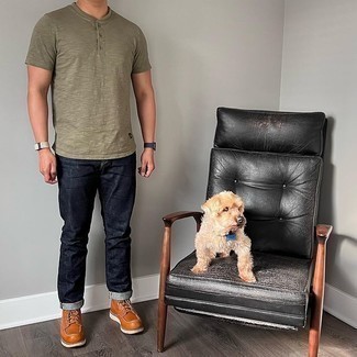 Какие футболки на пуговицах носить с темно-синими джинсами мужчине